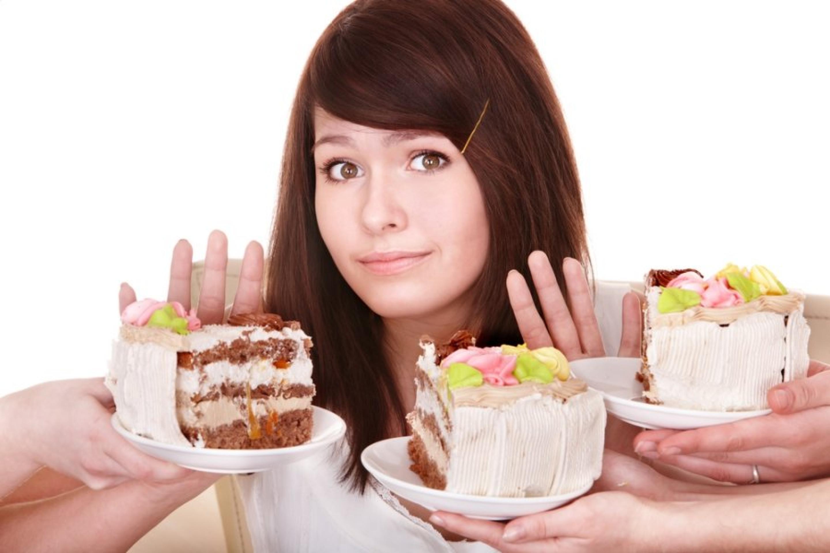 Мало ем и не худею. Девушка и сладкое. Человек ест сладкое. Торт для девушки. Люди и сладости.