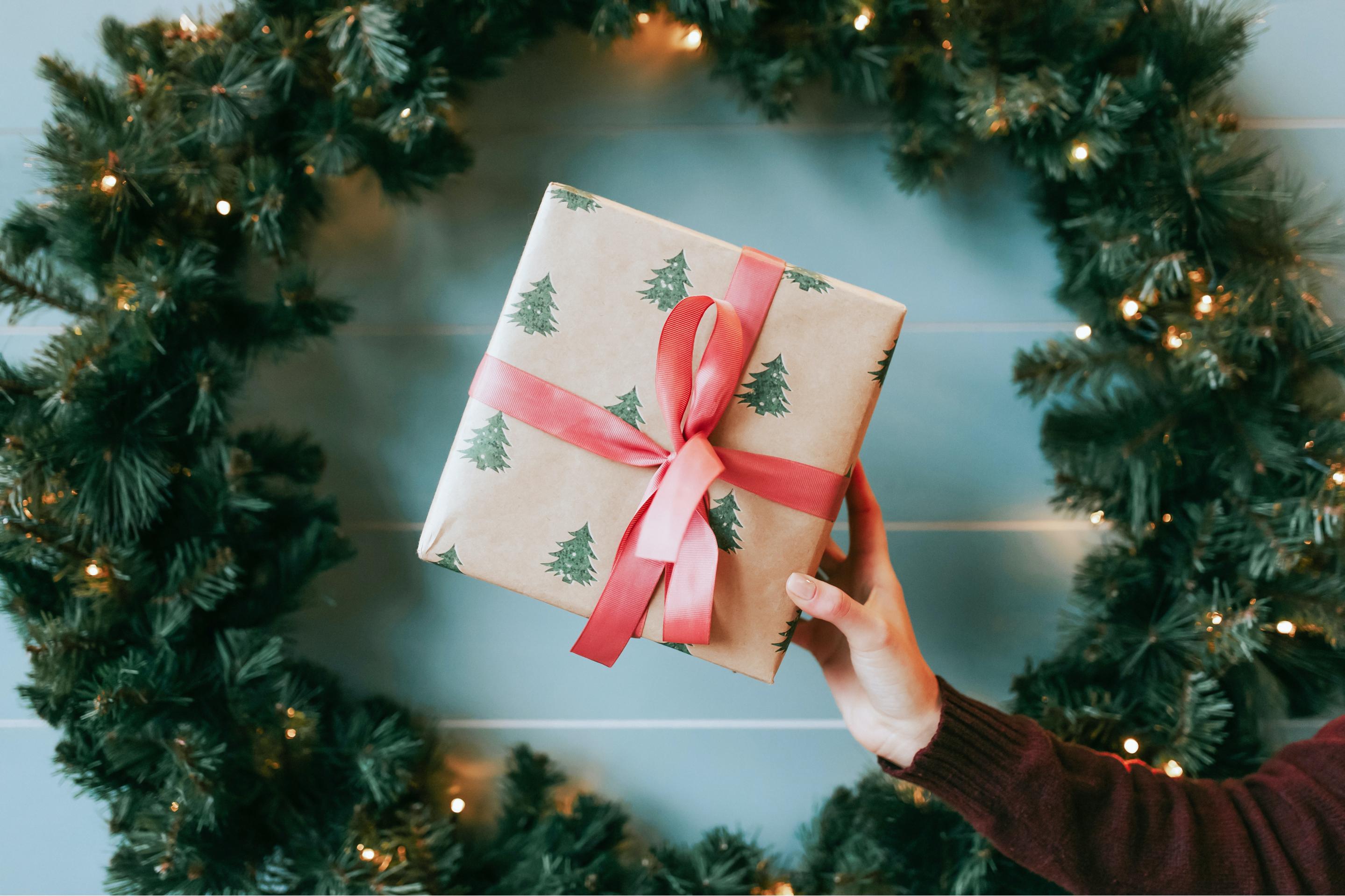 Полезные подарки к Рождеству и Новому году: чем удивить других и порадовать себя?